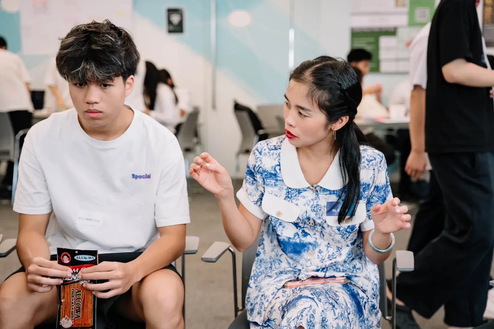 Ha Tran coaching a participant during a live communication exercise